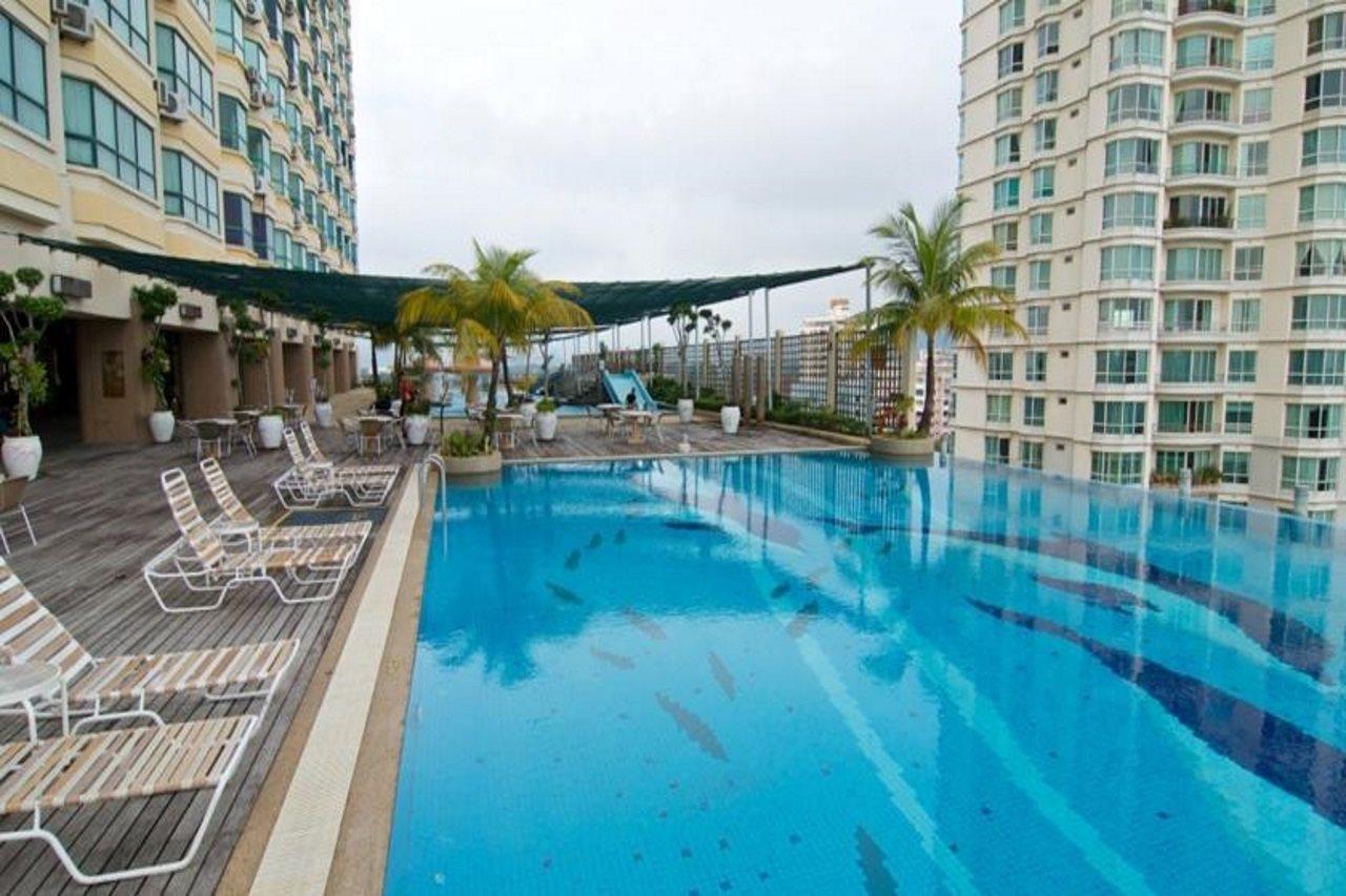 Ascott Gurney Penang Hotel George Town Exterior foto The swimming pool at the 33rd floor of the complex